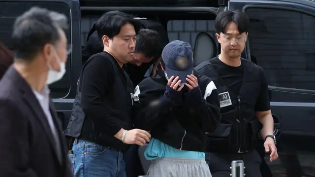 서울 강남역 인근 건물 옥상에서 자신의 여자친구를 살해한 혐의를 받는 20대 남성 A 씨가 8일 오후 서울 서초구 서울중앙지법에서 열린 구속 전 피의자 심문(영장실질심사)에 출석하고 있다