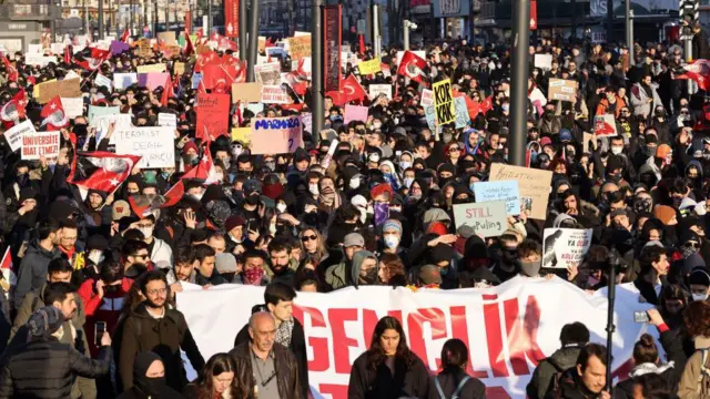 Kalabalık "Gençlik biat etmez" pankartı taşıyor