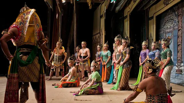 Pemain Wayang Orang tampil di atas panggung saat kelompok Wayang Orang Sriwedari melanjutkan pertunjukan tradisionalnya di Teater Sreiwedari pada 26 April 2012 di Solo, Jawa Tengah. 