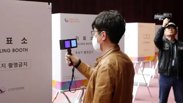 제22대 국회의원 선거 사전투표를 하루 앞둔 4일 전북자치도 전주시 전북특별자치도청 대회의실에 마련된 사전투표소에서 관계자들이 탐지기를 이용해 불법 촬영 카메라 점검을 하고 있다