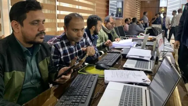 রিটার্নিং কর্মকর্তারা কার্যালয়ে মনোনয়নপত্র যাচাই বাছাইয়ের কাজ চলছে