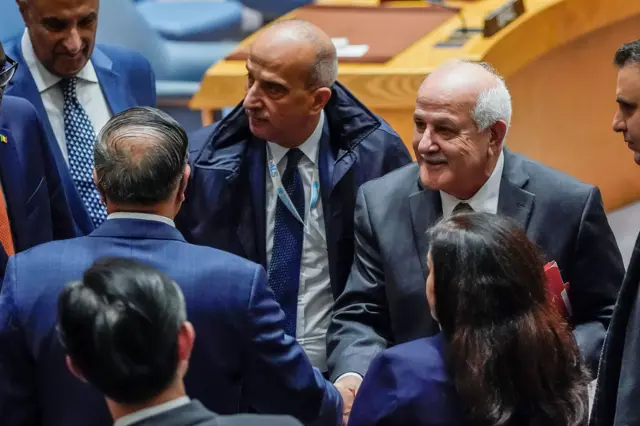 इजरेल-हमास युद्धबारे छलफल गर्न यही अक्टोबर १६ मा भएको संयुक्त राष्ट्रसङ्घीय सुरक्षा परिषद्‌को बैठकमा चिनियाँ र प्यालेस्टिनी प्रतिनिधिहरू हात मिलाउँदै 