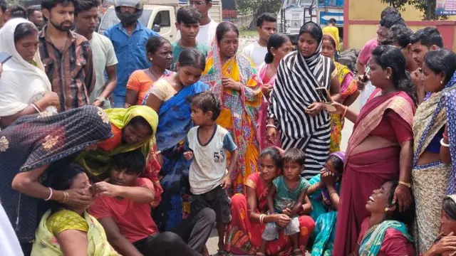 प्रदर्शन के दौरान परिजन