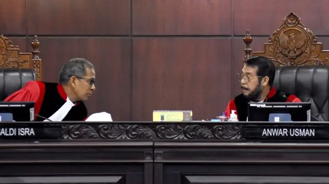 Seluruh hakim konstitusi diperiksa dalam proses persidangan di Majelis Kehormatan MK. 