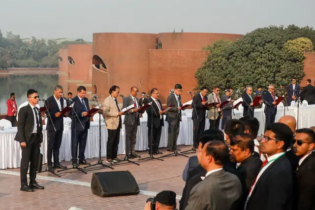 মন্ত্রিসভার সদস্যরাও শপথ নিয়েছেন একই অনুষ্ঠানে