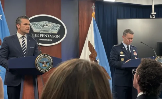 Pentagon'da Hegseth (solda) ve Dan Caine konuşuyor