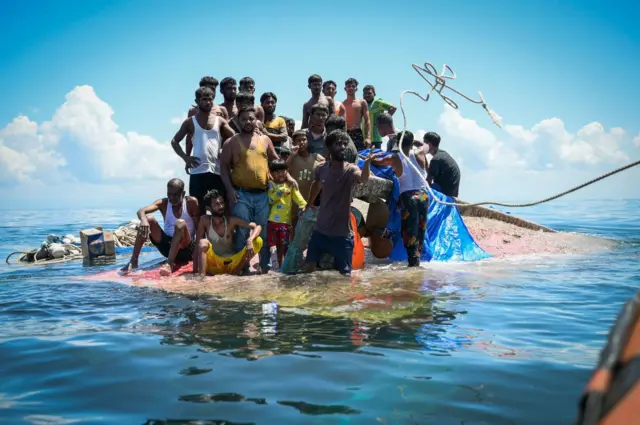 রোহিঙ্গা শরণার্থীরা তাদের ডুবন্ত নৌকায় দাঁড়িয়ে আছে, ২১শে মার্চ, ২০২৪