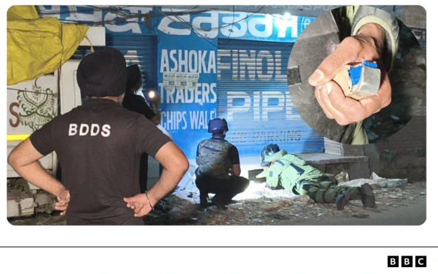 ਰਾਤ ਨੂੰ ਦੁਕਾਨ ਬਾਹਰ ਜਾਂਚ ਕਰ ਰਹੇ ਸੁਰੱਖਿਆ ਬਲ 