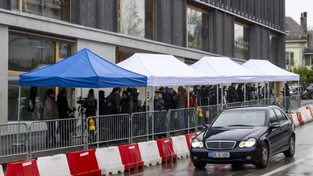 Журналісти збираються біля входу в готель Intercontinental під час мирних переговорів у Женеві, Швейцарія, 18 лютого 2026 року.