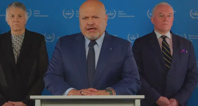 Umushinjacyaha mukuru wa ICC Karim Khan (hagati) na bagenzi be 