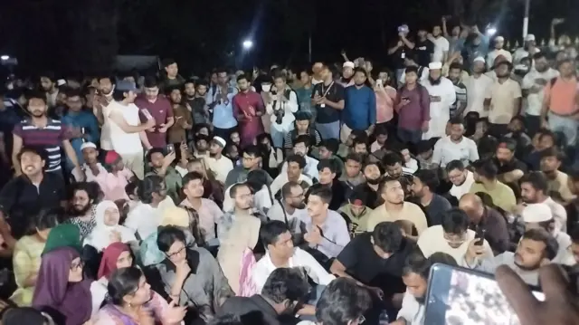 বৃহস্পতিবার রাতে প্রধান উপদেষ্টার বাসভবনের সামনে আন্দোলনকারীদের অবস্থান