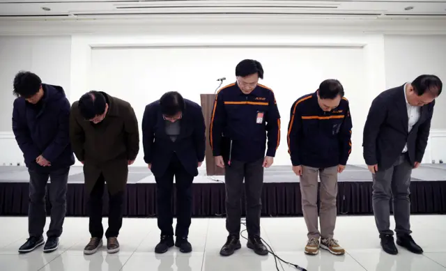 2024 年12 月29 日，济州航空首席执行官金梨培（Kim E-bae） 在韩国首尔举行新闻发布会时，为飞机在务安国际机场发生的事故鞠躬致歉。