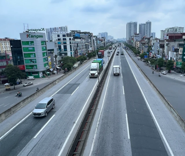 Người đi tàu có thể ngắm cảnh Hà Nội