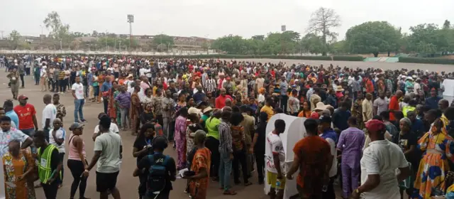 Ndị pụtara n'Okpara Square n'Enugwu ịtụ vootu