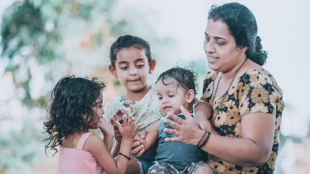 या फोटोत आई आपल्या मुलांसोबत दिसत आहे.