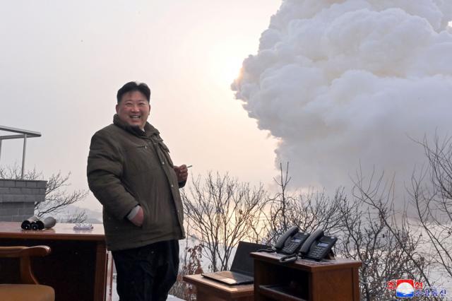 O líder norte-coreano Kim Jong Un orienta um teste de "motor de combustível sólido de alto empuxo" em dezembro de 2022