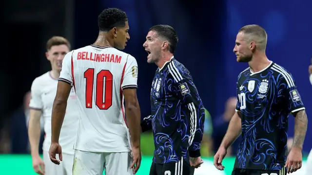Jude Bellingham de la selección de Inglaterra y Rodrigo De Paul de Argentina en un incidente durante el partido de semifinales de la Copa Mundial de la FIFA 2026 entre Inglaterra y Argentina en el Estadio de Atlanta el 15 de julio de 2026 en Atlanta, Estados Unidos