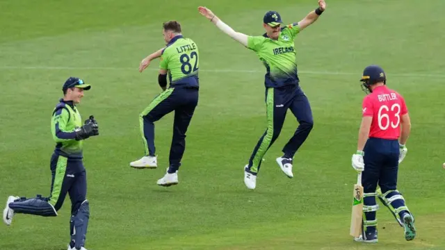 එංගලන්ත කණ්ඩායමේ පිතිකරුවෙක් දැවී යාමෙන් පසු සතුට සමරන අයර්ලන්ත ක්‍රීඩකයින්