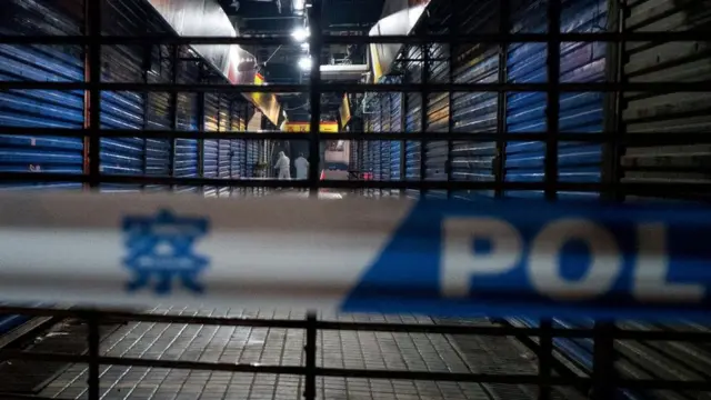 L'équipe d'intervention d'urgence en matière d'hygiène de Wuhan effectue des recherches dans le marché aux fruits de mer fermé de Huanan, 2020