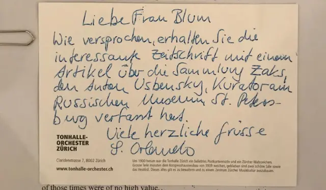 Una postal de la galerista Susanne Orlando para Leonor Blum en la que se lee: “Estimada señora Blum, le prometemos que recibirá una interesante revista con un artículo sobre la Colección Zaks escrito por Anton Uspensky, curador del Museo Ruso de San Petersburgo. Saludos cordiales, S. Orlando.”