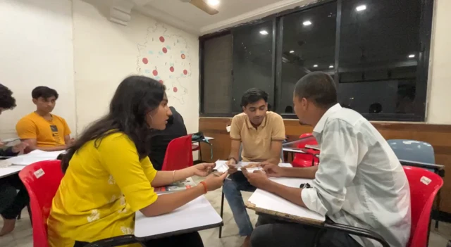 नाशिकमध्ये परकीय भाषा शिकणारे विद्यार्थी