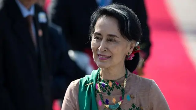 စစ်အာဏာသိမ်းတဲ့ ၂၀၂၁ ခုနှစ်ကတည်းက ဖမ်းဆီးထိန်းသိမ်းခံထားရတဲ့ နိုင်ငံတော်အတိုင်ပင်ခံပုဂ္ဂိုလ် ဒေါ်အောင်ဆန်းစုကြည် (ပုံဟောင်း)