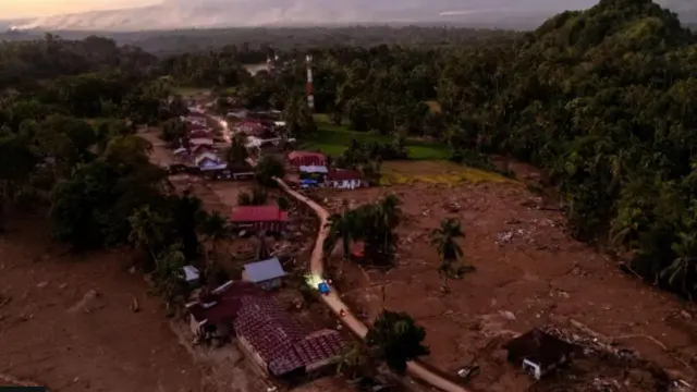 نیروهای امدادی در اندونزی با توجه به سطح تخریبهای سیلاب تلاش میکنند با پای پیاده یا موتورسیکلت به مردم برسند