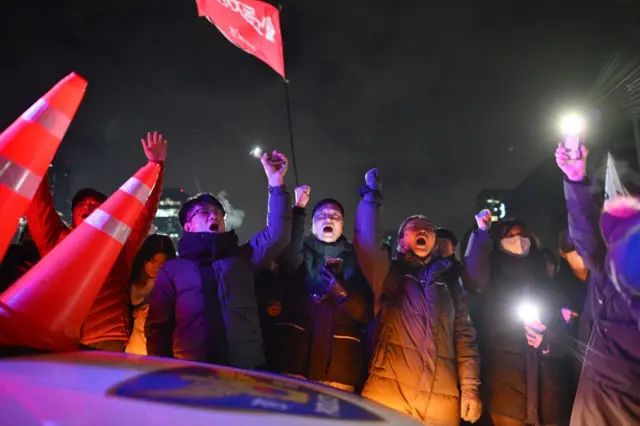 Güney Kore'de sıkıyönetim ilanını protesto için meclis önünde toplanan kitleler 