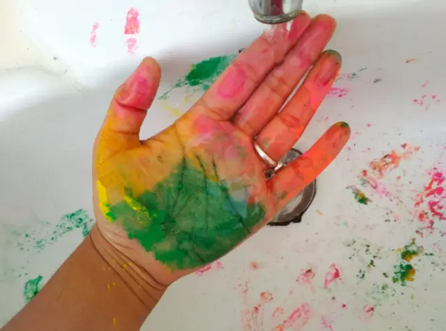 રંગ કાઢતા સમયે વધુ ઘસવાથી ત્વચાને નુકસાન થઈ શકે છે