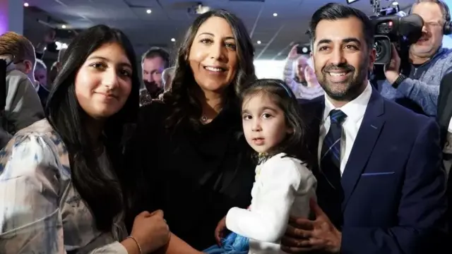 Humza Yousaf akiwa na mkewe Nadia El-Nakla, binti Amal, na binti wa kambo