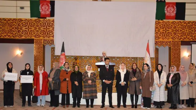 په دوشنبه کې د افغانستان په سفارت کې یو شمېر افغان فعالان او ښځې