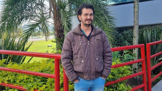 Rafael Moreira com sorriso contidoaplicativo de aposta betanoárea externaaplicativo de aposta betanoinstituição