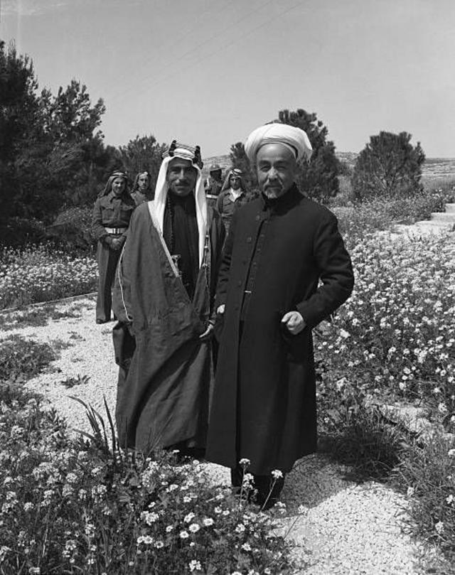 الملك عبد الله الأول ونجله ولي العهد الأمير طلال (صورة تعود لعام 1948)