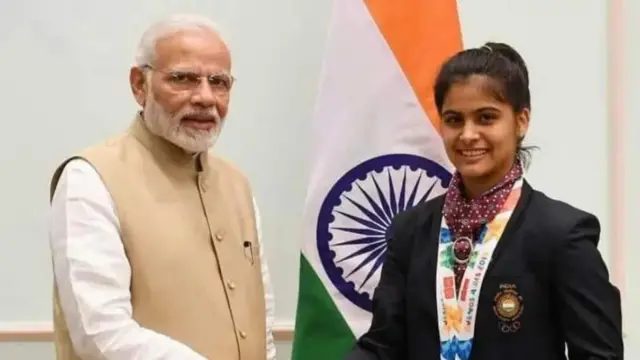 मनू भाकर आणि पंतप्रधान नरेंद्र मोदी यांचा जुना फोटो