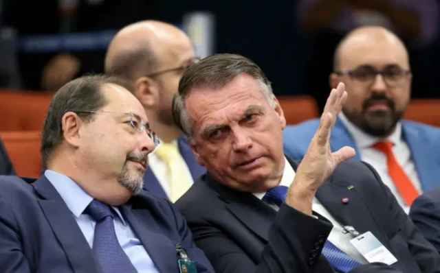 Imagem de Jair Bolsonaro ao lado de seu advogado, dentro do STF, usando ternos