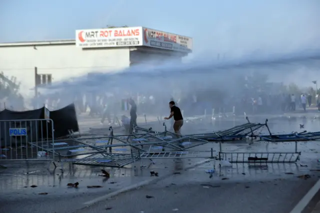 İncirlik Üssü’ne girmeye çalışan Filistin yanlısı protestoculara polis müdahale etti
