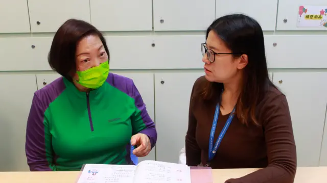 72岁的谢女士（左）与香港基督教服务处社工岑咏恩（右）。（23/01/2025）