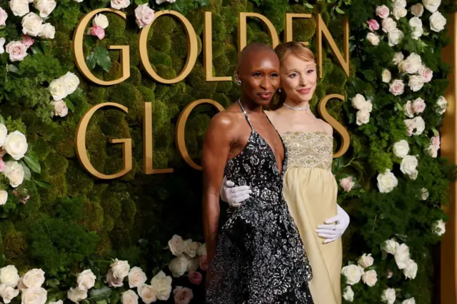 Cynthia Erivo y Ariana Grande, las estrellas de Wicked, a su llegada a la alfombra roja de los Globos de Oro 2025, en el hotel Beverly Hilton de Los Ángeles, el 5 de enero de 2025.