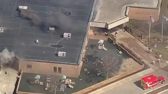 دخان يتصاعد من مبنى معبد إسرائيل