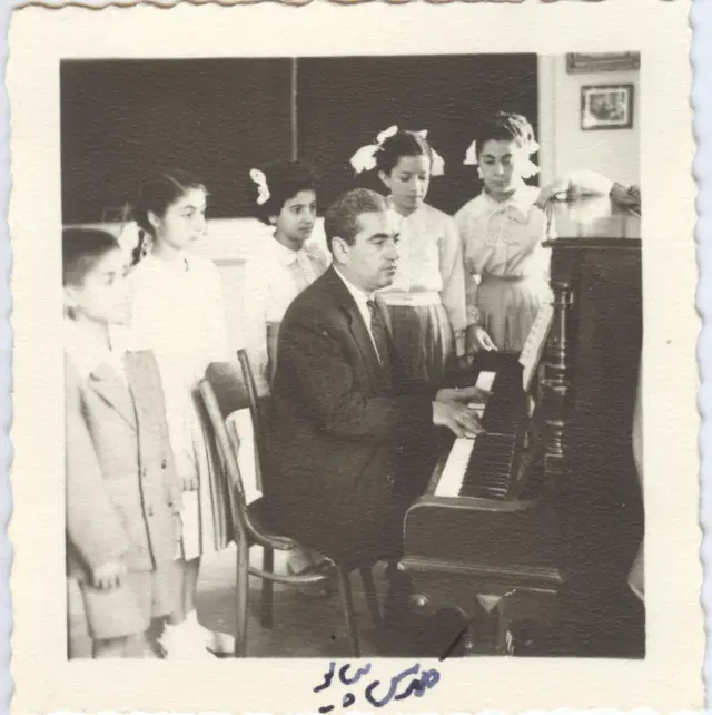 از راست: آذر رادگر، مهین زرین پنجه، اهب سیان، افلیا پرتو و انوشیروان روحانی