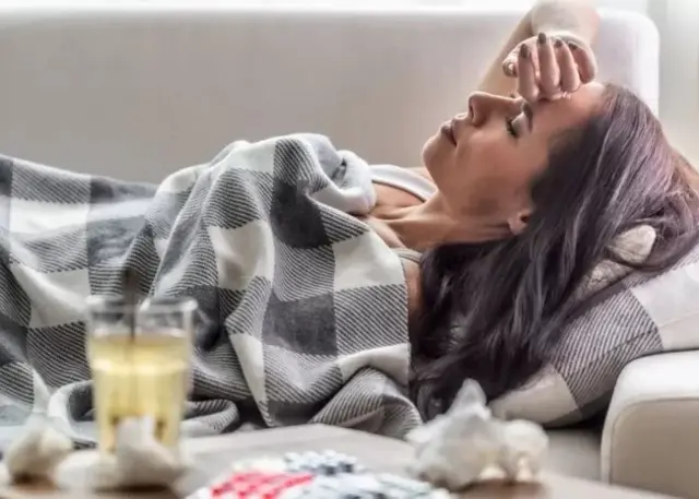 Une femme malade couchée