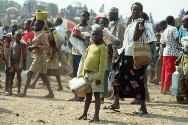 مجموعة من الأشخاص يمارسون حياتهم اليومية في رواندا عقب الحرب الأهلية.