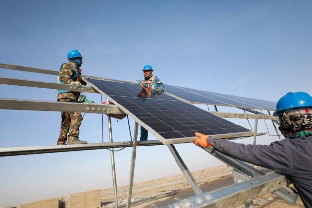 Construção de uma rede de energia solar na China