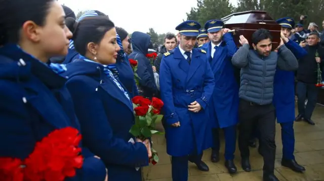 похороны членов экипажа потерпевшего крушение самолета AZAL