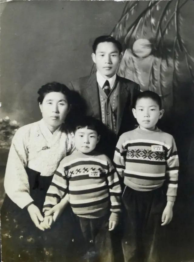 Lee (derecha) con su familia, ya instalados en la isla surcoreana de Geoje.