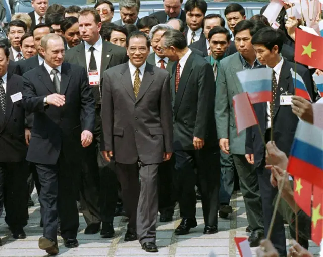 Ông Putin tại Hà Nội trong chuyến thăm Việt Nam vào năm 2001