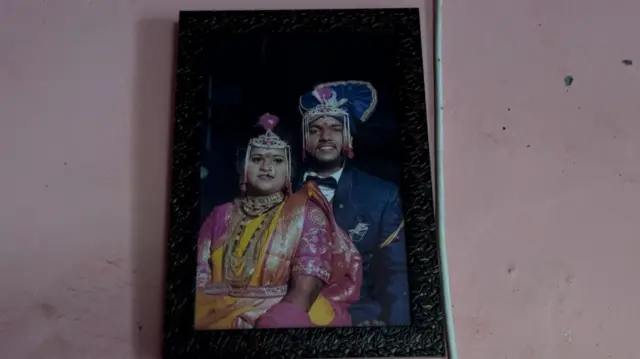 कुंदा आपल्या पतीसोबत