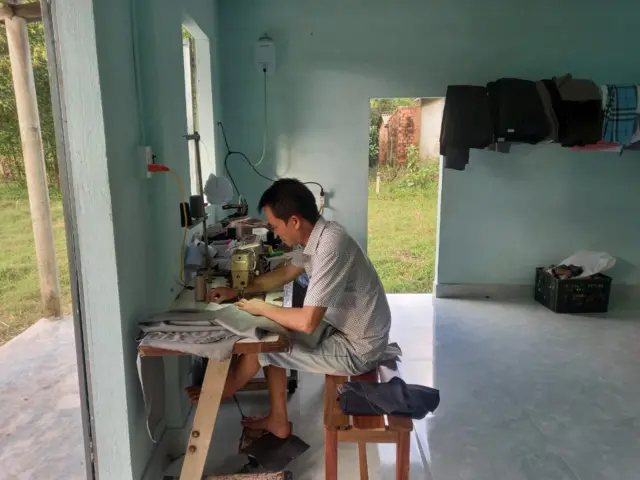 Ông Trần Thanh Phương đang phải may gia công phụ giúp vợ con ở Sài Gòn