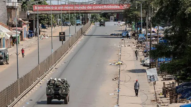 Патрульная машина военной полиции Бисау едет по пустынному проспекту в Бисау, 27 ноября 2025 года