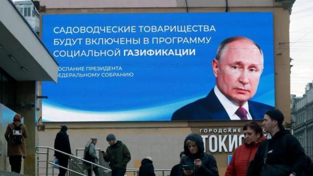 يافطة تحمل صورة الرئيس الروسي بوتين خلال الاستعدادات للانتخابات الرئاسية الروسية المقبلة في مدينة سانت بطرسبرغ الروسية - 14 مارس/آذار 2024